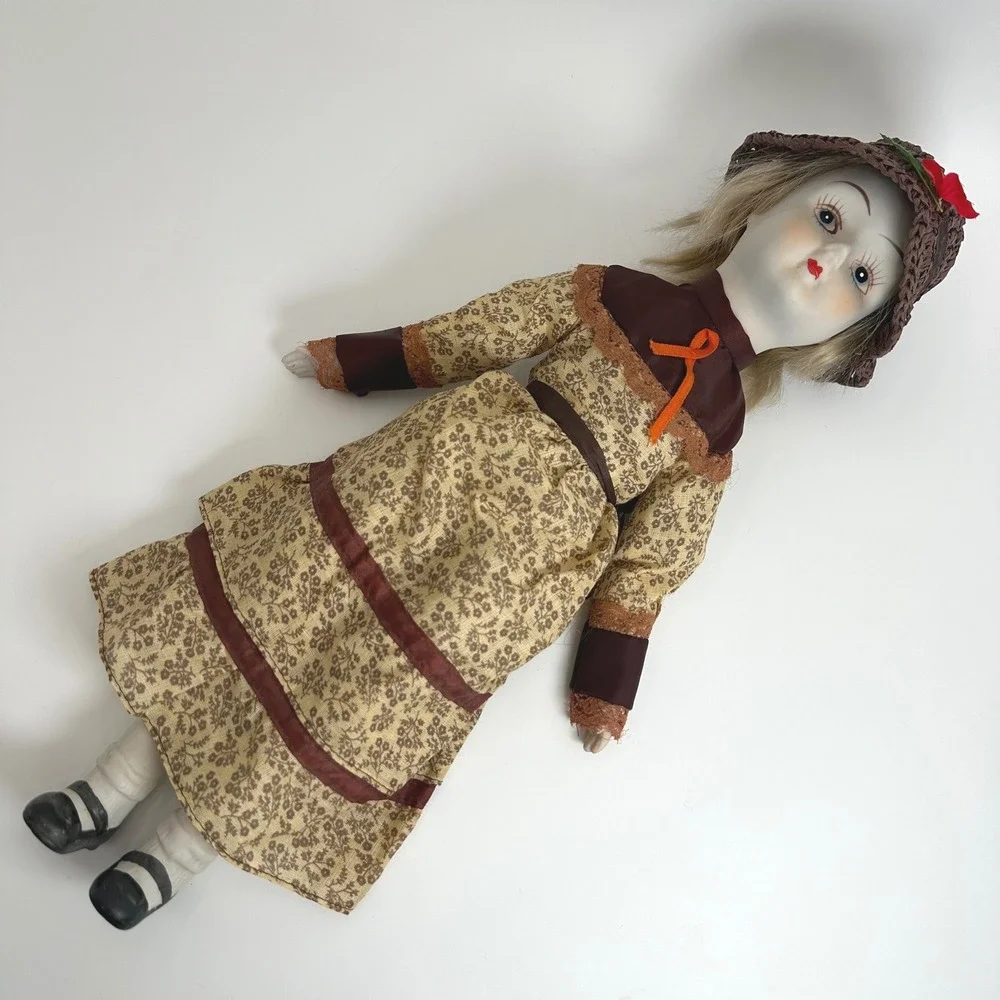 Walda Porcelain Doll‎ Girl 17